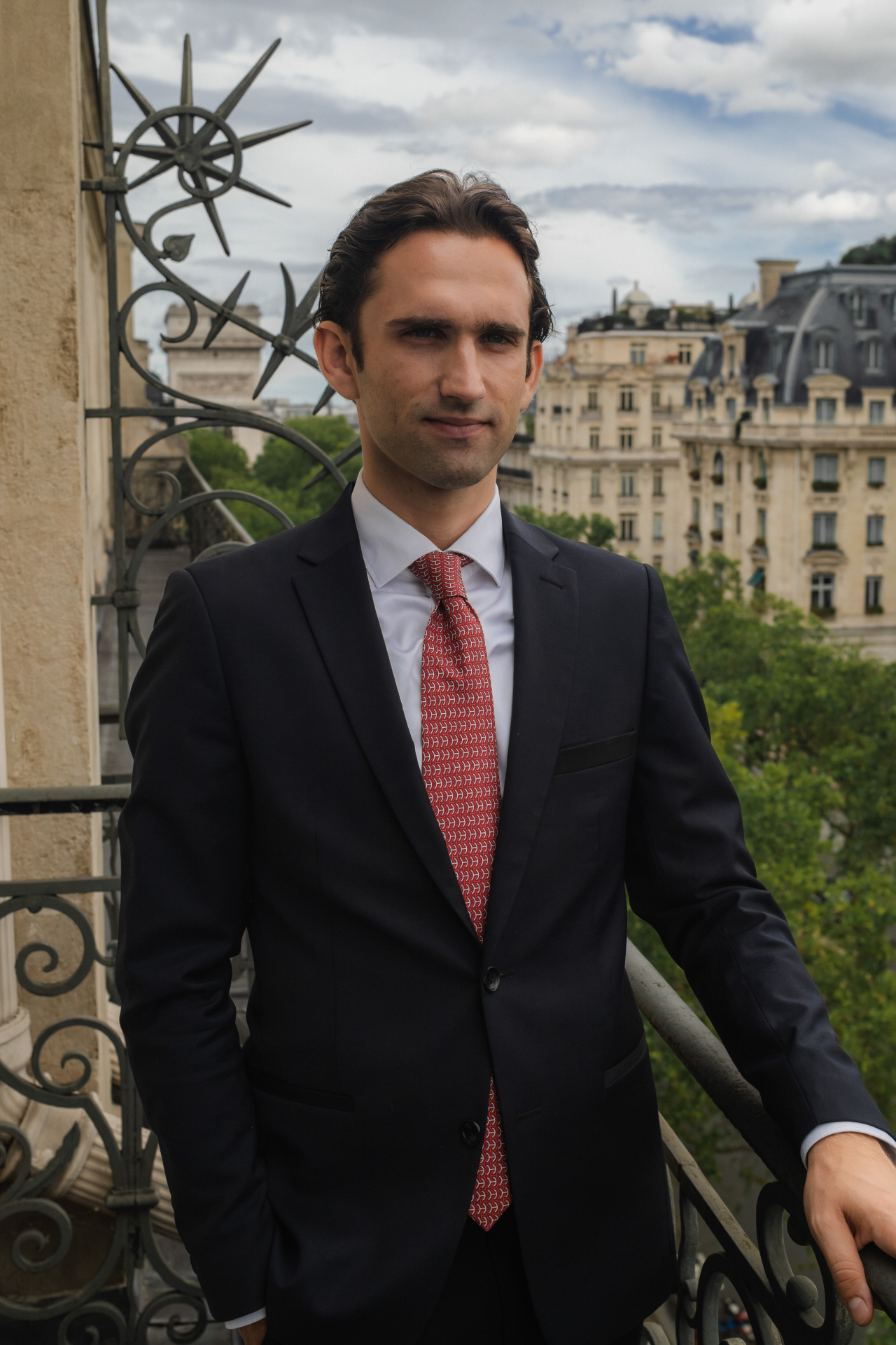 Portrait en noir et blanc d'Ivan Butkovic, conseiller en gestion privée chez Racines Private Office